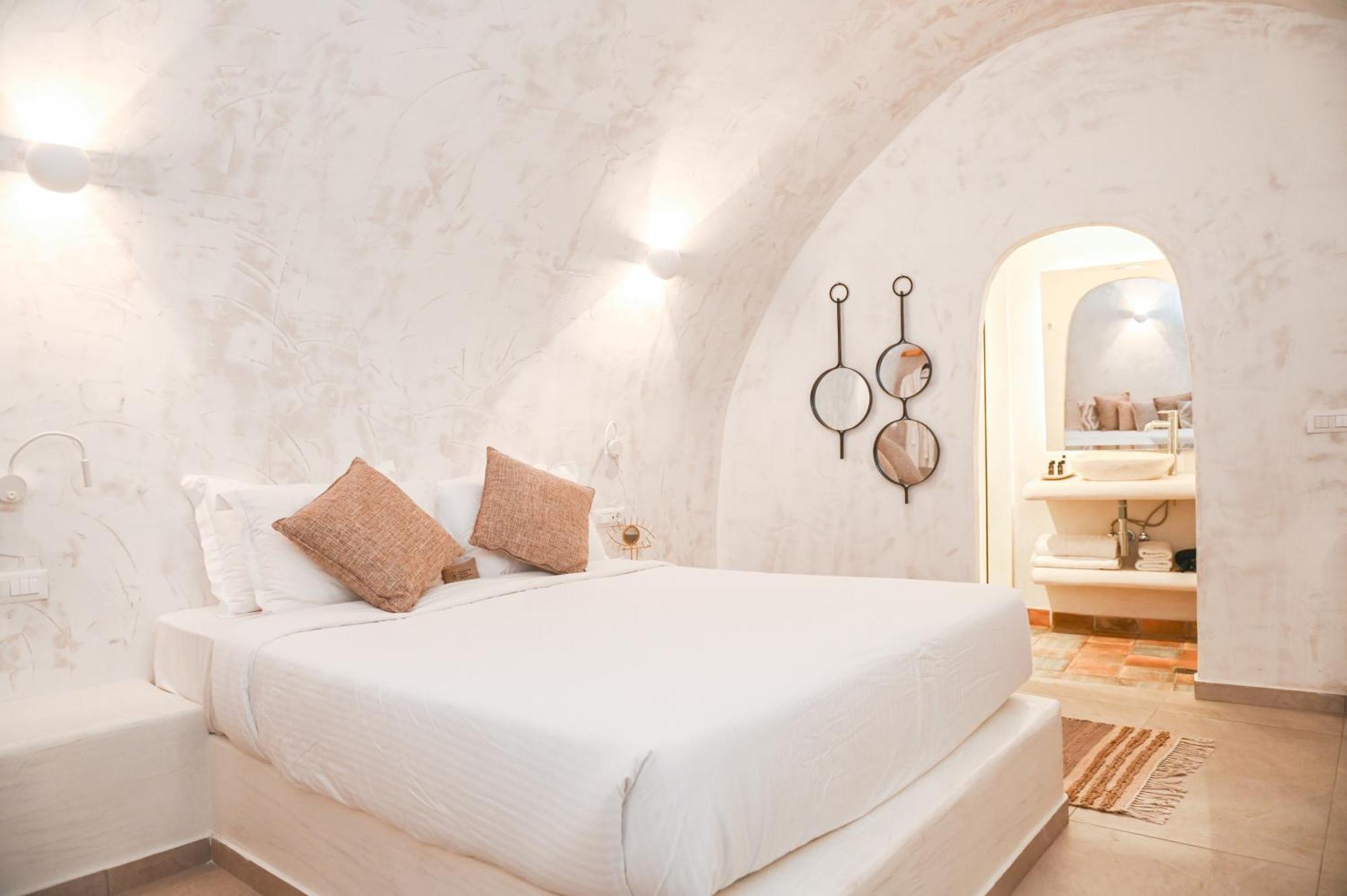 White Curves Santorini Bed & Breakfast Akrotírion Екстериор снимка